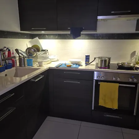 Meublee ,moderne,au Calme 1km Habitación en casa particular Ginebra
